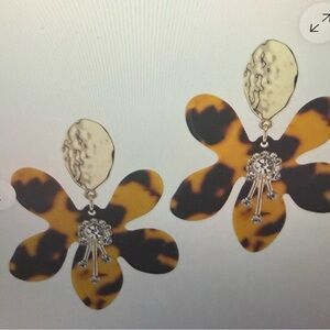 Lilly Pulitzer, NWT Tortoiseshell Flower brown in a‎ flutter Earrings